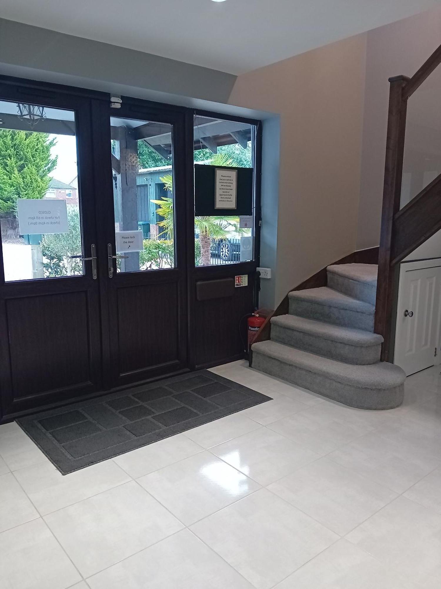 Middle House Bed & Breakfast Coventry Bagian luar foto