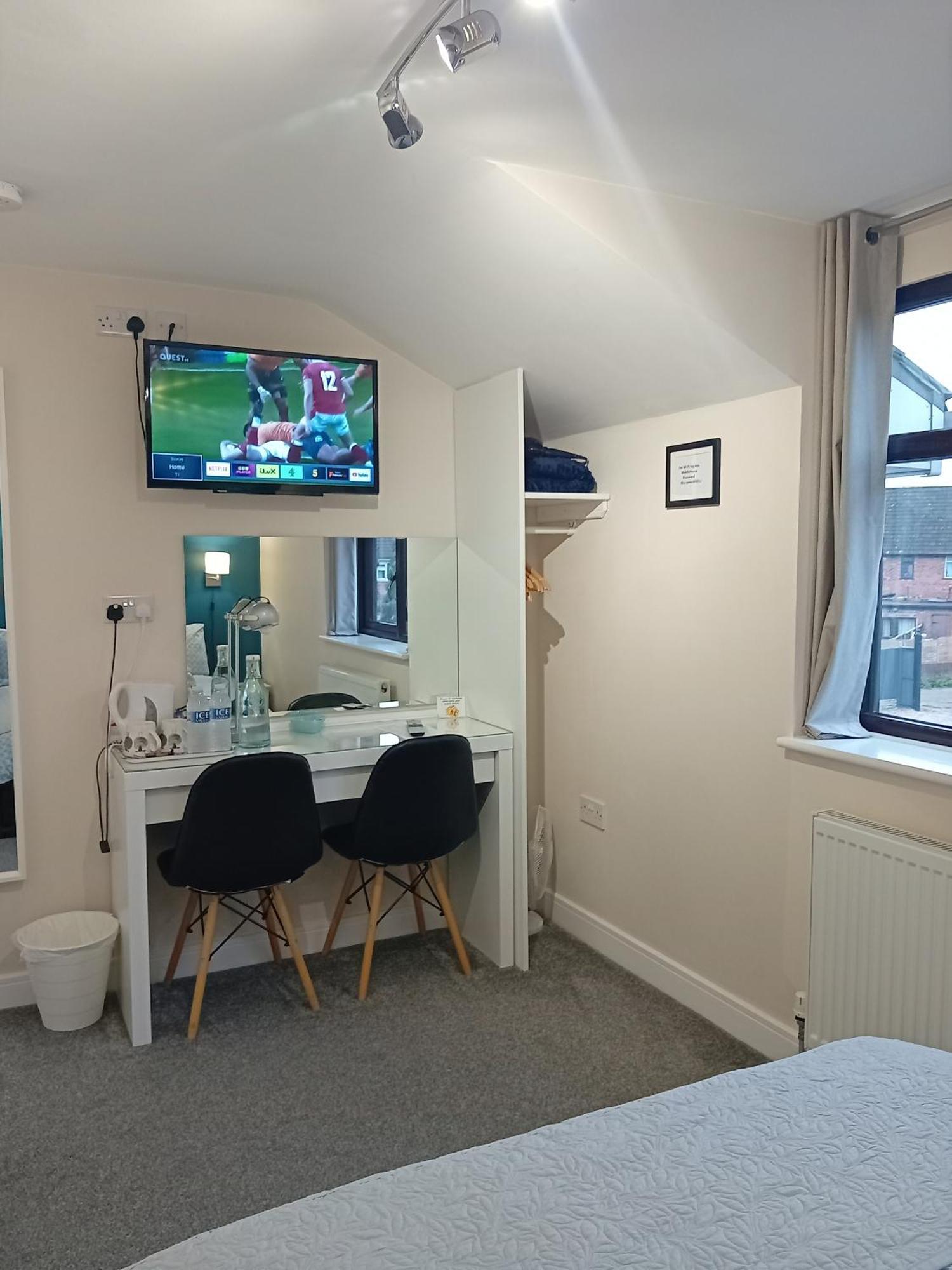 Middle House Bed & Breakfast Coventry Bagian luar foto